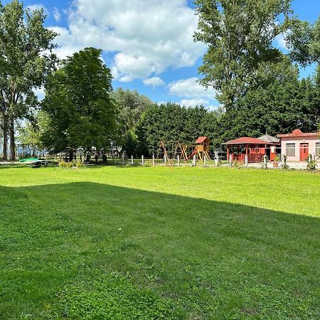 Lelle Beach Club Balatonlelle Bagian luar foto