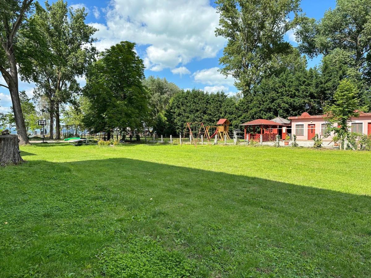 Lelle Beach Club Balatonlelle Bagian luar foto