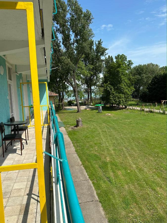 Lelle Beach Club Balatonlelle Bagian luar foto